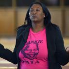 Una mujer reza frente a la casa de Mandela