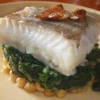 Acompañado de garbanzos y espinacas. Mira la receta completa.