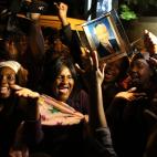 Un grupo de mujeres baila