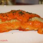 Lleva también pimiento de piquillo, vino blanco, nata, cebolla, harina y sal. Mira aquí los pasos a seguir para prepararlo.