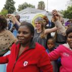 Más gente homenajea al líder del apartheid
