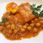 Muy fácil de preparar y con muy pocos ingredientes: lleva también cebolla, huevo, aceite, harina y perejil. Aquí puedes ver cómo prepararlo.