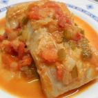 Bastan 30 minutos para preparar esta receta para la que se necesitan ocho trozos de lomos de bacalao, dos pimientos rojos, dos verdes, tomate rallado y cebolla. Mira aquí cómo prepararla.