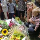 Una mujer no puede contener las lágrimas.