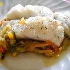 La guarnición está compuesta de puerros, calabacines, calabaza, espárragos y zanahoria. Consulta la receta.