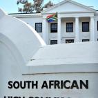 Bandera a media asta en la comisión sudafricana en Camberra, Australia