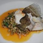 Se acompaña de cebolleta, calabacín y judías verdes. Mira la receta.