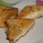 Se preparan con mantequilla, leche, cebolla, harina, alioli, huevo y pan duro. Puedes consultar aquí la receta.