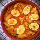 Un clásico con alcachofas, huevos duros, patatas, cebola, pimiento rojo y verde. Mira la receta.