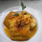 El bacalao se reboza en harina y se fríe, se acompañan con una fritada de ajos con pimentón por encima. Tienes aquí la receta.