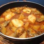 Acompañado de alcachofas, pimiento verde, cebolla, patata y tomate frito. Aquí puedes ver la receta.