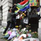 Flores adornan la entrada de la Alta Comisión de Sudáfrica en Londres