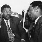 El político discute con un profesor de Capte Town en 1964.