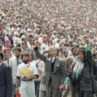 Nelson Mandela junto a su esposa en el estadio Soweto de Johannesburg, donde dio su primer discurso tras la liberación, el 13 de febrero de 1990.