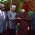 Nelson Mandela camina junto al dictador libio Muamar el Gadafi, julio de 2001.