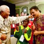 El activista por la paz bromea con el campeón del mundo de boxeo Mohamed Alí, en 2003.