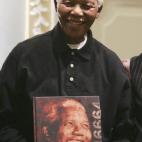 Posa con el disco recopilatorio que se preparó en esa campaña contra el sida.