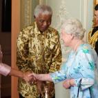 El matrimonio Mandela se reúne con la reina Isabel II en Londres, 2008.