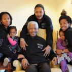 En esta imagen aparece el mismo día con algunas de las mujeres de su familia.