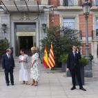 La delegaci&oacute;n del Gobierno a la espera frente al Ministerio de la Presidencia.