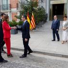 Bola&ntilde;os recibe a la delegaci&oacute;n catalana.