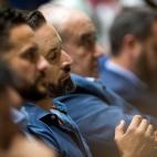 Santiago Abascal no mirando nada.