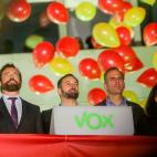 Contemplando los globos con los colores de la bandera.