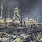 Un hombre entre los escombros frente a una mezquita en Meikhtila, el 21 de marzo. Este año, Human Right Watch ha denunciado una campaña "de limpieza étnica en Myanmar contra musulmanes rohingyas".