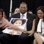 Nelba Greene, su marido Jimmy y su madre Elba Marquez llorando la pérdida de su hija Ana Grazia, una de las víctimas de la matanza en Sandy Hook (Newtown, Connecticut). Esta tragedia volvió a reabrir el debate sobre las armas en EEUU. [MÁS ...