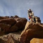 Un investigador de la Misión 125 EuroMoonMars B recoge muestras geológicas para ser estudiadas en la estación de Hanksville (Utah), el 2 de marzo, en una misión simulada. La MDRS quiere analizar las posibilidades de una exploración humana e...