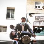 A lomos de una moto.