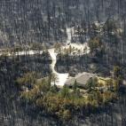 Una casa permaneció intacta tras el incendio de Neras, Colorado, el 13 de junio. Cientos de bomberos intentaron detener el fuego que se extendía como la pólvora.