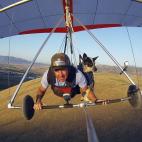 Dan McManus y su perro Shadow Service sobrevuelan Salt Lake City, Utah, el 22 de julio. McManus sufre de ansiedad y la presencia del animal le ayuda a sobrellevarla.