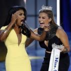 Miss Nueva York, Nina Davuluri, junto a Miss América 2013, Mallory Hagan, proclamada ganadora del concurso el pasado 15 de septiembre.