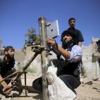 Un miembro de una de las brigadas que operan con el Ejército Sirio Libre utiliza un iPad para disparar un mortero casero en Damasco el 15 de septiembre.