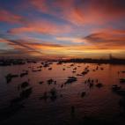 Cientos de desplazados de sus hogares debido a los enfrentamientos entre las tropas del Gobierno y los rebeldes musulmanes, esperan alineados en un muelle en Zamboanga, sur de Filipinas, el 14 de septiembre.
