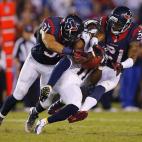 Sandwich de jugadores durante un partido de fútbol americano celebrado en San Diego el 9 de septiembre entre el San Diego Chargers y los Houston Texans.