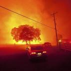 Los vecinos huyen del incendio Morgan, bautizado así por la zona donde se originó, el Territorio de Morgan, en un Parque Nacional cerca de Clayton, California.