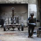 Issa, un pequeño de 10 años que trabaja con su padre en Alepo en una fábrica de armas para el Ejército Libre Sirio. (7 de septiembre)