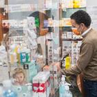 Visitando una farmacia en Getafe.