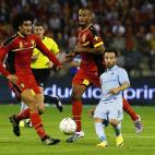 El jugador Mathieu Valbuena, de Francia, contra el belga Marouane Fellaini y Vincent Kompany en un partido de fútbol internacional amistoso de fútbol en Bruselas el 14 de agosto.