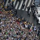 Francisco saluda a un grupo de fieles desde el ‘papamóvil’ en el centro de Río de Janeiro. Un auténtico baño de masas durante las jornadas de la juventud.