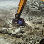 Un grupo de personas es trasladada por una excavadora durante las inundaciones provocadas por las fuertes lluvias en Yingxiu, distrito de Wenchuan (China).