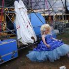 Un hombre se relaja antes de participar en un concurso de drag queens en Roma.