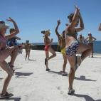 Un grupo de niños baila en una playa de un pueblo ucraniano de Crimea, a orillas del Mar Negro.