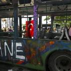 Una pareja joven de manifestantes se besa en el interior de un autobús público usado como barricada en la plaza Taksim, en Estambul, el 5 de junio.