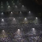 Decenas de miles de personas participan en una vigilia en el Parque Victoria de Hong Kong, el 4 de junio, para celebrar el 24 aniversario de la represión militar contra el movimiento prodemocracia en la plaza Tiananmen de Pekín en 1989.