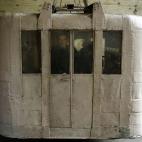 Un viajero mira por la ventana de un teleférico en la ciudad de Chiatura, a unos 220 km al noroeste de Tiflis, Georgia, el 12 de septiembre de 2013. Durante la época soviética, los teleféricos fueron construidos en Chiatura para facilitar a ...