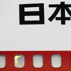 El Primer Ministro de Japón, Shinzo Abe, retratado a través de la ventana de su avión a su llegada al aeropuerto de Ngurai Rai de Denpasar, Bali, el 6 de octubre de 2013 para asistir al Foro de Cooperación Económica Asia-Pacífico (APEC).