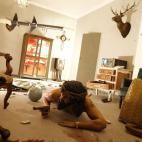 Escultura 'El paisaje y Sus Reinos' realizada por El Chileno y expuesta en el Museo de Arte Contemporáneo de Santiago el 2 de octubre de 2013. La obra pretende retratar Jesucristo asediado por los ataques con misiles procedentes de aviones.